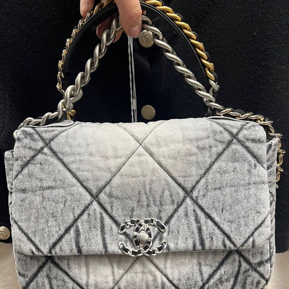 Like NEW grey Denim CHANEL 19 small bag with 2-tone chains - Picture 2 of 2